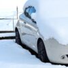 雪に埋もれた自動車