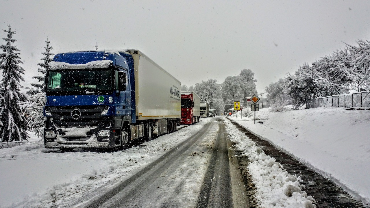 雪道の上のタイヤ跡