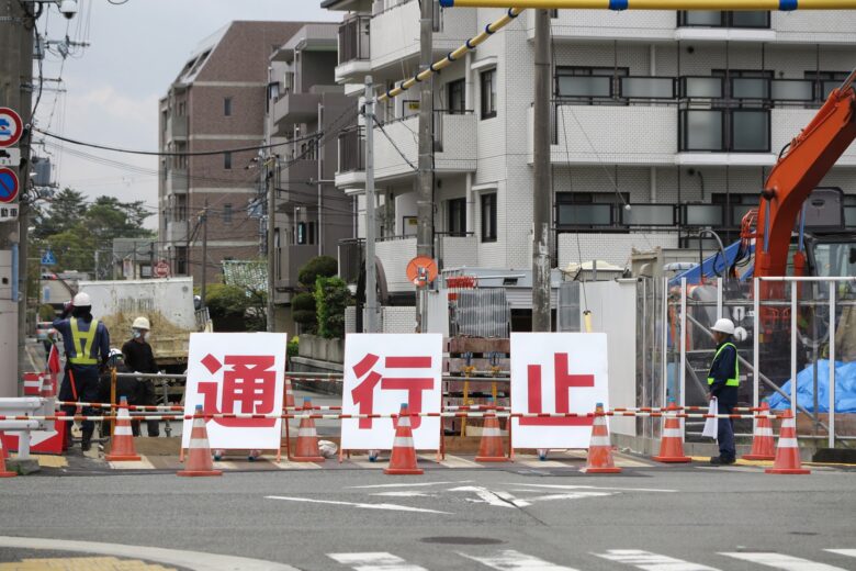 道路陥没で通行止め