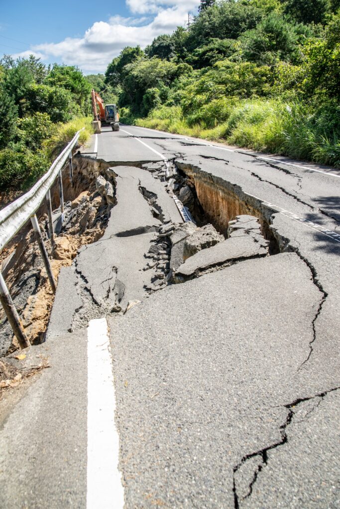 大きく崩落した道路