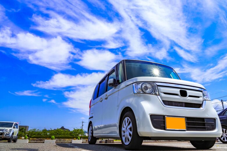 青空の下の軽自動車