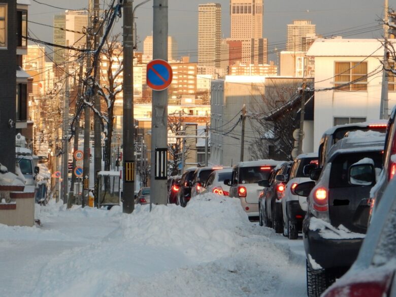 大雪の街中で渋滞する車