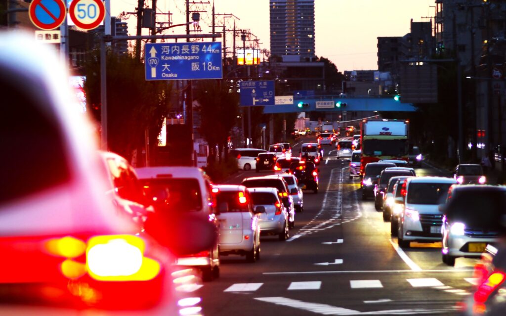 渋滞にはまる車