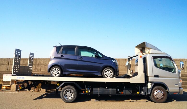 レッカー車で運ばれる軽自動車