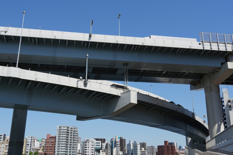 交差する高速道路