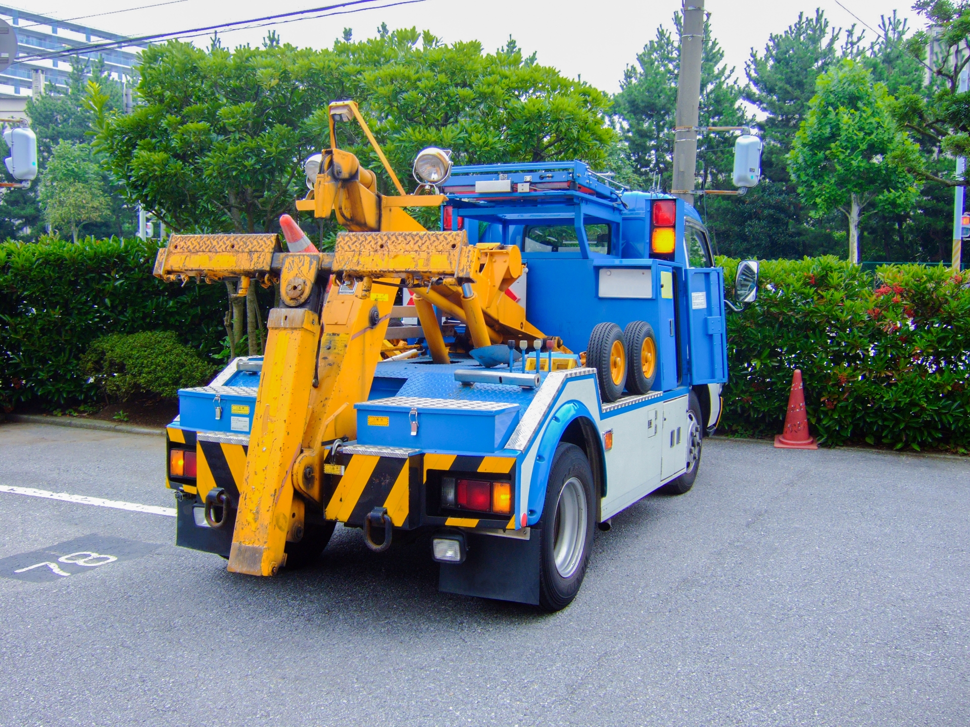 現場に駆けつけるロードサービス車両