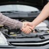 自動車の契約で握手する
